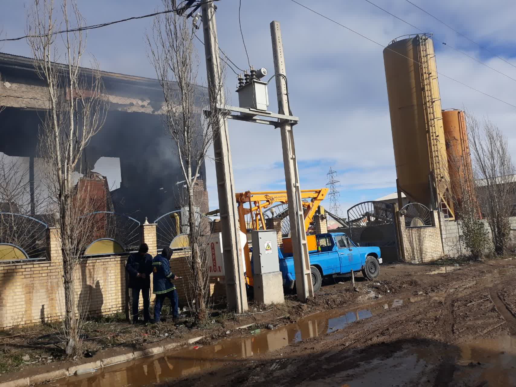 وقوع آتش سوزی در یک واحد تولیدی در ناحیه صنعتی نوجه‌ده نمین