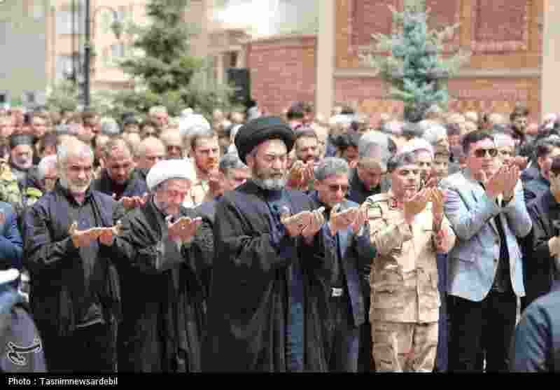 نماز ظهر عاشورا با شکوه‌تر از همیشه در دارالعباس اردبیل 