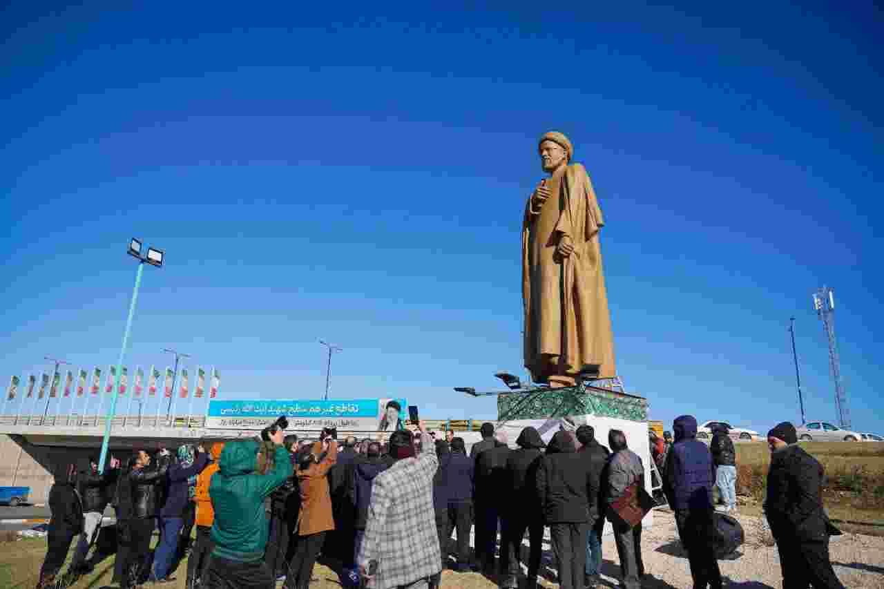  تندیس شهیدرئیسی به‌عنوان ششمین تندیس بزرگ کشور در اردبیل نصب شد